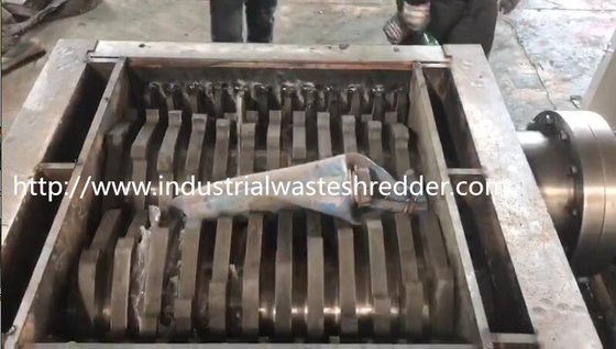 अच्छी कीमत ऊबड़ खाबड़ रोटर ब्लेड कटिंग सिस्टम के साथ रासायनिक ड्रम श्रेडर मशीन पीएलसी नियंत्रण ऑनलाइन